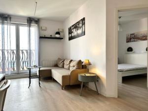 una sala de estar con un sofá y una cama en Dubois 7 Apartment - Self Check-In 20h - LIFT, en Wroclaw