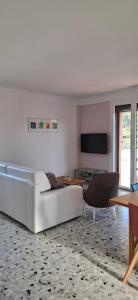 ein Wohnzimmer mit einer weißen Couch und einem Tisch in der Unterkunft haut de Villa Fumseck climatisé in Toulon