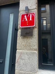 un panneau d'interdiction d'entrée sur le côté d'un bâtiment dans l'établissement La casita by DADO, à Vigo