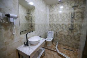Koupelna v ubytování Senat Hotel