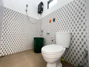 Ένα μπάνιο στο MP Villa Boulvard 43 Malang +31 φωτογραφίες