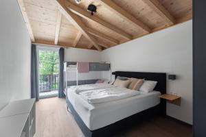 um quarto com uma cama e uma janela grande em Michal em Rattendorf