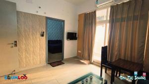 Afbeelding uit fotogalerij van Swimming Pool with Full Equipped Studio Apartment in Noida