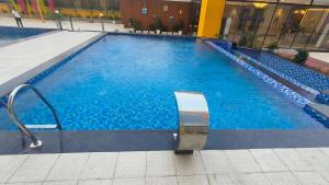 Afbeelding uit fotogalerij van Swimming Pool with Full Equipped Studio Apartment in Noida