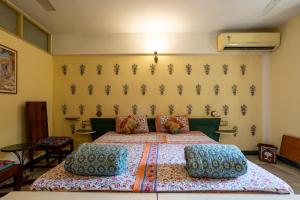 Postel nebo postele na pokoji v ubytování Jaipur Inn
