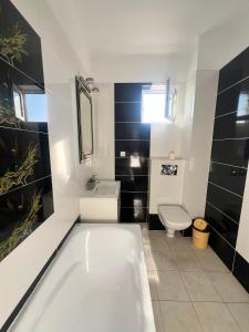 Et badeværelse på Apartament LUX Mamaia Nord