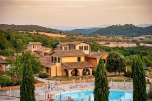 un gran edificio con una gran piscina frente a él en Apartments in Pian dei Mucini - Toskana 48280, en Podere Pian Mucini