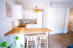 Η κουζίνα ή μικρή κουζίνα στο BNB TOULOUSE - Le Chic Castel'nid - Clim - Parking - Terrasse - WiFi