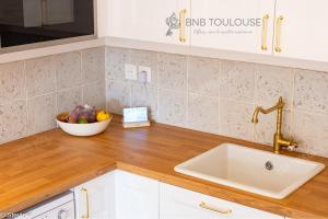 Η κουζίνα ή μικρή κουζίνα στο BNB TOULOUSE - Le Chic Castel'nid - Clim - Parking - Terrasse - WiFi