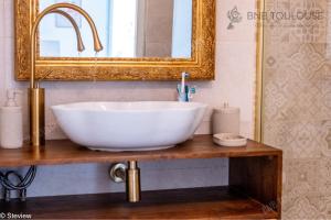 Ένα μπάνιο στο BNB TOULOUSE - Le Chic Castel'nid - Clim - Parking - Terrasse - WiFi