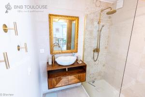 Ένα μπάνιο στο BNB TOULOUSE - Le Chic Castel'nid - Clim - Parking - Terrasse - WiFi +29 φωτογραφίες