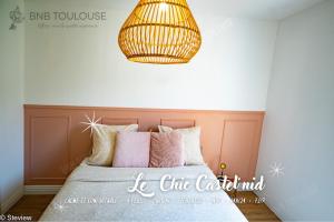 Ένα ή περισσότερα κρεβάτια σε δωμάτιο στο BNB TOULOUSE - Le Chic Castel'nid - Clim - Parking - Terrasse - WiFi