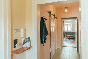 TV a/nebo společenská místnost v ubytování Ferienwohnung Gustav Kaiser Apartment - 60qm Design Fewo Zittauer Gebirge - Unterkunft in historischer Altstadt im Dreiländereck