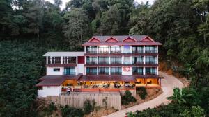 a house on a hill in the middle of a road at ที่พัก in Ban Ko Doi Tung