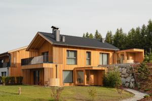 ein Holzhaus mit schwarzem Dach in der Unterkunft Chalet Herol in Lüsen