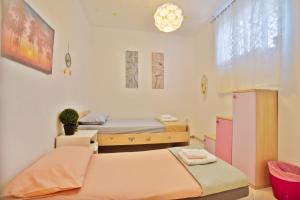 En eller flere senge i et værelse på Iro s House