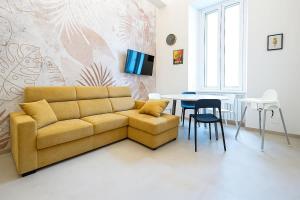 una sala de estar con un sofá y una mesa en Casa Gemma Rome, en Roma