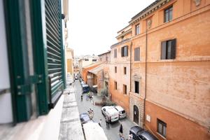 Una vista de una calle de la ciudad desde un edificio. en Casa Gemma Rome, en Roma