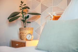 Postel nebo postele na pokoji v ubytování Ferienwohnung Gustav Kaiser Apartment - 60qm Design Fewo Zittauer Gebirge - Unterkunft in historischer Altstadt im Dreiländereck