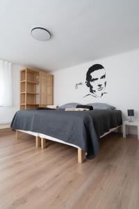Postel nebo postele na pokoji v ubytování revLIVING Apartments Gars am Kamp