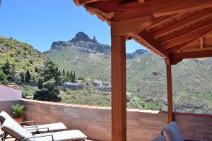 a porch with a view of the mountains at Vivienda Vacacional La Portada in Tejeda