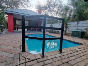 Πισίνα στο ή κοντά στο Fire and Ice Guesthouse Lephalale