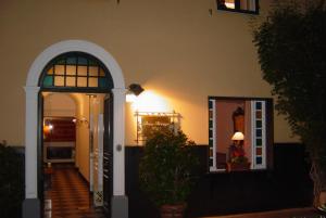un ingresso a una casa con porta e finestra di Hotel Beau Rivage ad Alassio