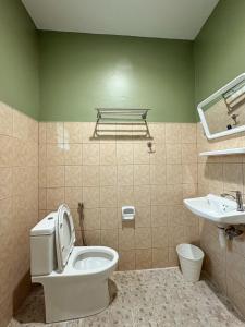 ein Badezimmer mit Toilette und Waschbecken in der Unterkunft Well Living Guesthouse Khaolak in Khao Lak + 36 Fotos