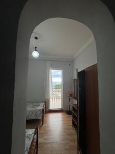 una camera con due letti e una finestra con vista di Temo's guest house in Kvariati a Kvariati