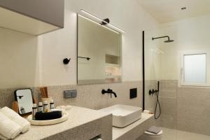 Koupelna v ubytování ISTION ANDROS LUXURY SUITES