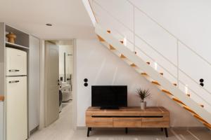 TV a/nebo společenská místnost v ubytování ISTION ANDROS LUXURY SUITES