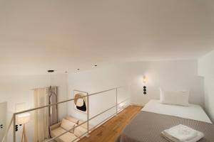 Postel nebo postele na pokoji v ubytování ISTION ANDROS LUXURY SUITES