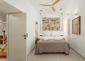 Postel nebo postele na pokoji v ubytování ISTION ANDROS LUXURY SUITES