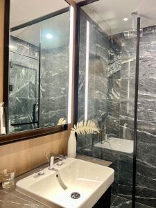 Ένα μπάνιο στο Cozy 2BR Lumiere in HCM City - Garden View