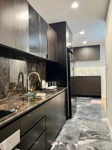 Η κουζίνα ή μικρή κουζίνα στο Cozy 2BR Lumiere in HCM City - Garden View