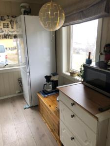 Una cocina con un refrigerador blanco y una ventana. en Midnight Sun Road, en Bodø 7 fotos más