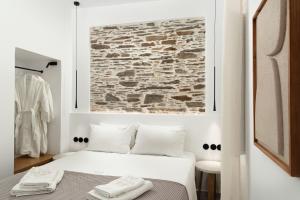Postel nebo postele na pokoji v ubytování ISTION ANDROS LUXURY SUITES