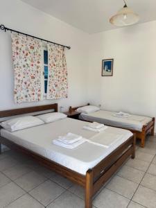 Postel nebo postele na pokoji v ubytování Kapetan Sorokos Studios 2