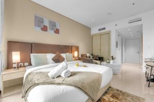 Voodi või voodid majutusasutuse Serene Palm Studio - Rooftop Infinity Pool & Private Beach Access toas