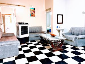 Köök või kööginurk majutusasutuses Spacious Apartment with Motorcycle Garage, Free Parking, and Air Conditioning