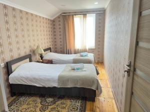 Ένα ή περισσότερα κρεβάτια σε δωμάτιο στο Chkalovka Guest House With Sevan View