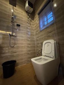 e bagno con servizi igienici, finestra e doccia. di Declans Shortlet ad Abuja
