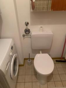 a bathroom with a white toilet and a sink at Kassel Nähe Universität und Klinikum krankenhaus in Kassel