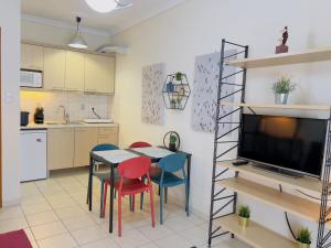 una cucina e una sala da pranzo con tavolo e sedie di The Romantic Traveller a Kavala Altre 14 foto