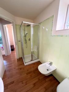 a bathroom with a shower and a sink at Via Corbezzolo 8 aria condizionata facilità di parcheggio in Sirolo