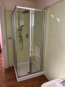 a shower with a glass door in a bathroom at Via Corbezzolo 8 aria condizionata facilità di parcheggio in Sirolo