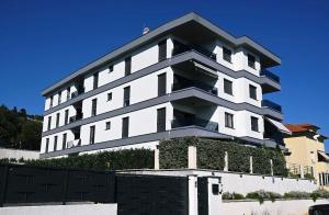 a large white building with ivy on it at Apartment Cobco in Kostrena