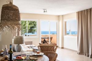 jadalnia z widokiem na ocean w obiekcie Casa Pinomar w Maladze