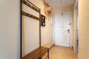 garderoba z lustrem na ścianie w obiekcie Casa Pinomar w Maladze +31 zdjęć