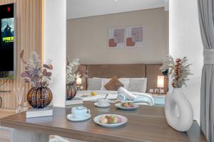 Voodi või voodid majutusasutuse Serene Palm Studio - Rooftop Infinity Pool & Private Beach Access toas